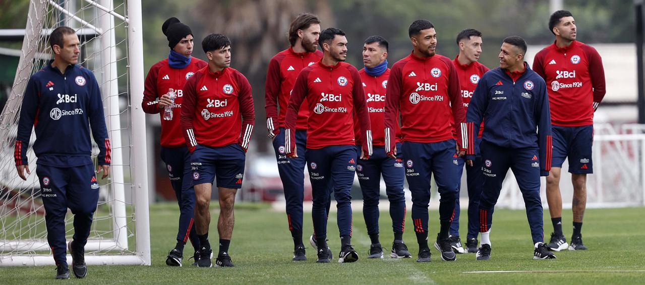 Jugadores de la selección chilena durante un entrenamiento previo al encuentro ante Ecuador.
