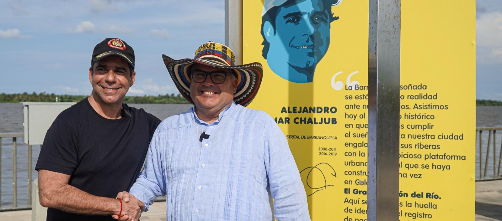 El nuevo alcalde de Barranquilla, Alejandro Char, y el embajador de EE.UU., Francisco Palmieri, en el Gran Malecón