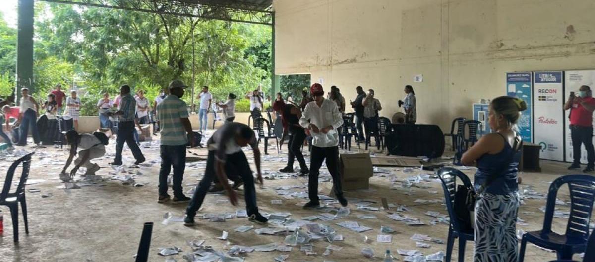 Aspecto de la destrucción del material electoral en Fonseca, La Guajira.