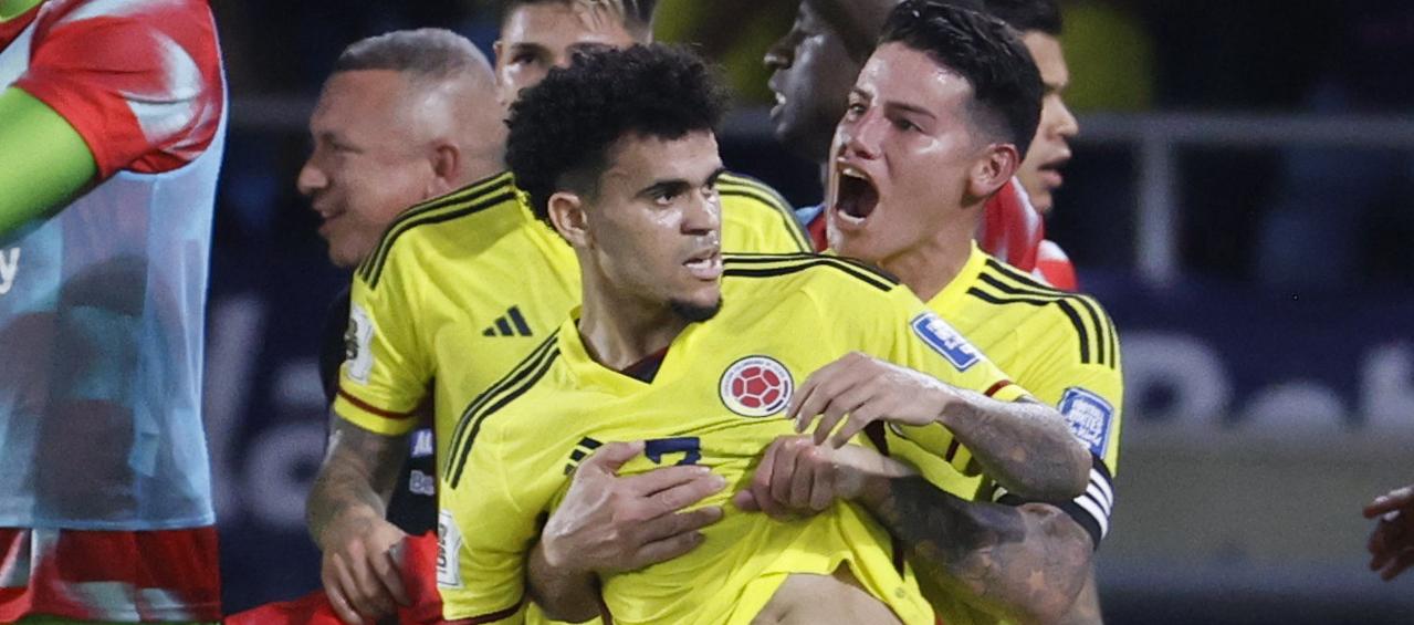 Luis Díaz y James Rodríguez en la celebración del segundo gol de Colombia contra Brasil. 