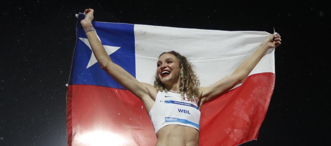 Martina Weil exhibe la bandera chilena tras ganar el oro en los 400 metros.