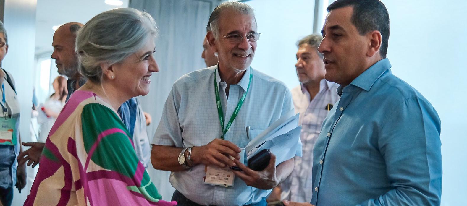 La MinVivienda Catalina Velasco con el nuevo gobernador del Atlántico, Eduardo Verano, y el alcalde electo de Cartagena, Dumek Turbay