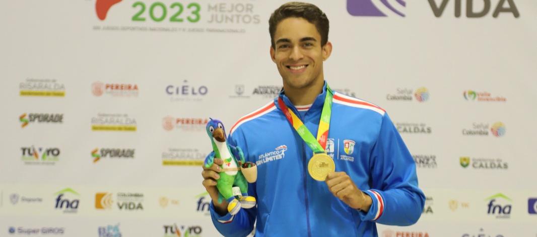 Cristian Ortega con la medalla de oro ganada en el keirin.