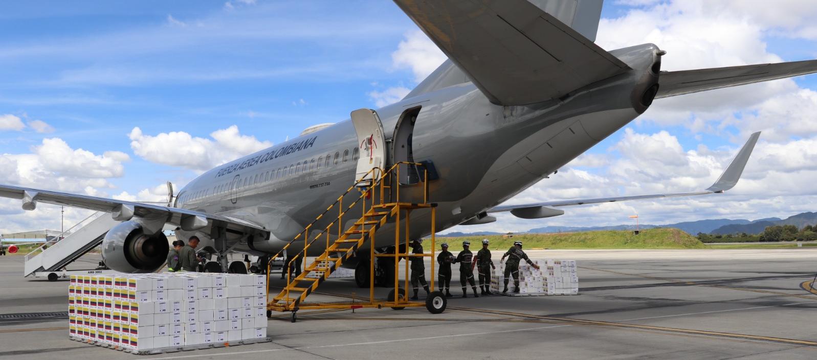 La aeronave Boeing-737 que llevó ayuda humanitaria a México.