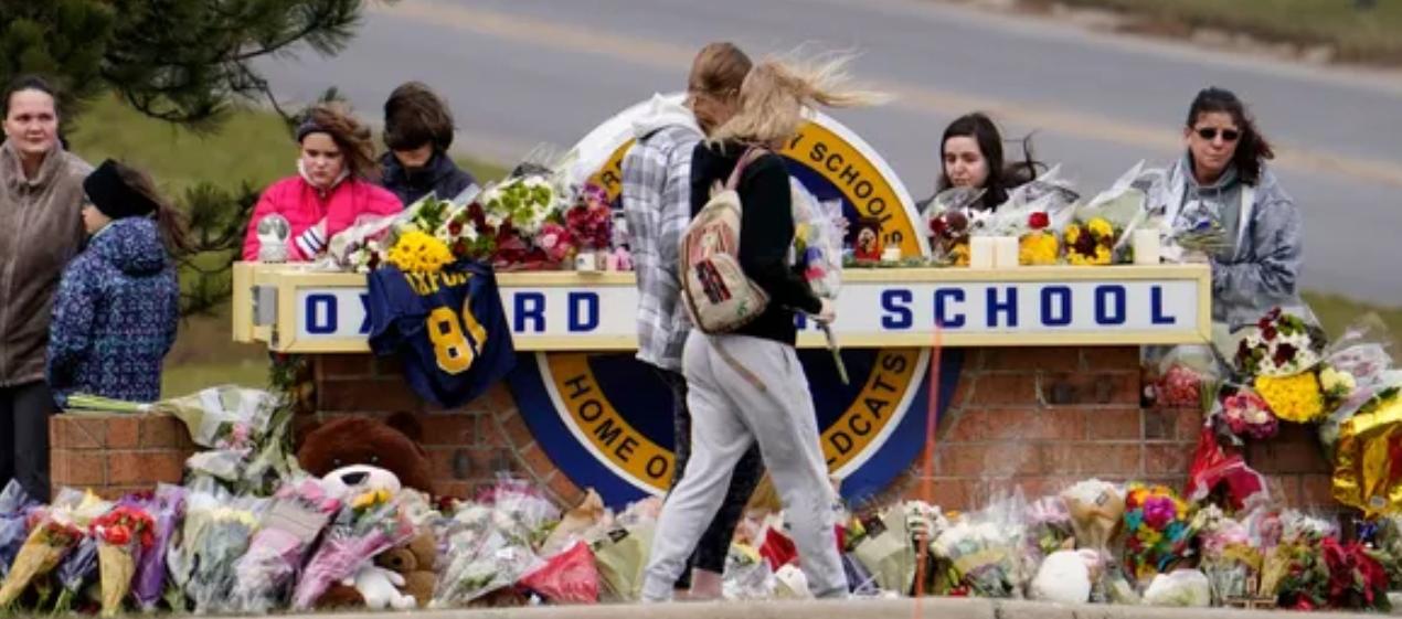 Altar en honor los estudiantes asesinados en el colegio. 