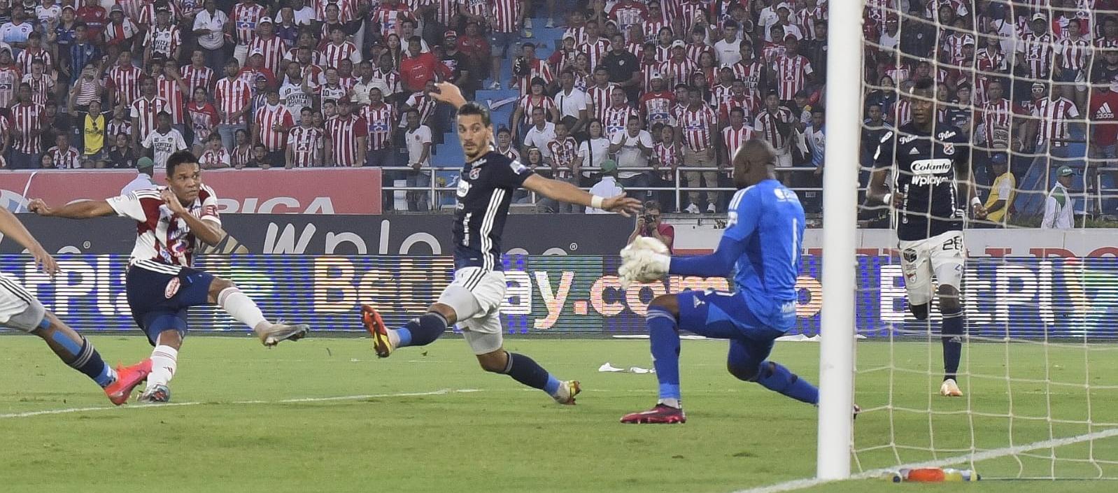 Carlos Bacca anota el segundo gol ante el DIM