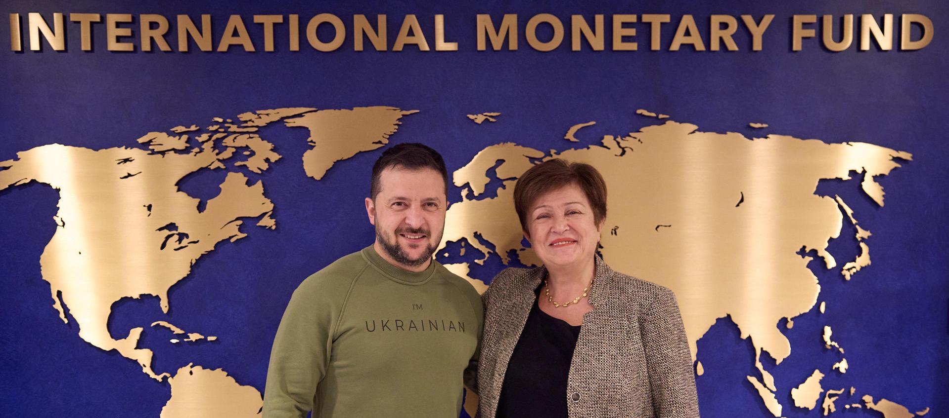 El presidente ucraniano, Volodímir Zelenski, donde aparece junto a la directora del Fondo Monetario Internacional (FMI), Kristalina Georgieva. 