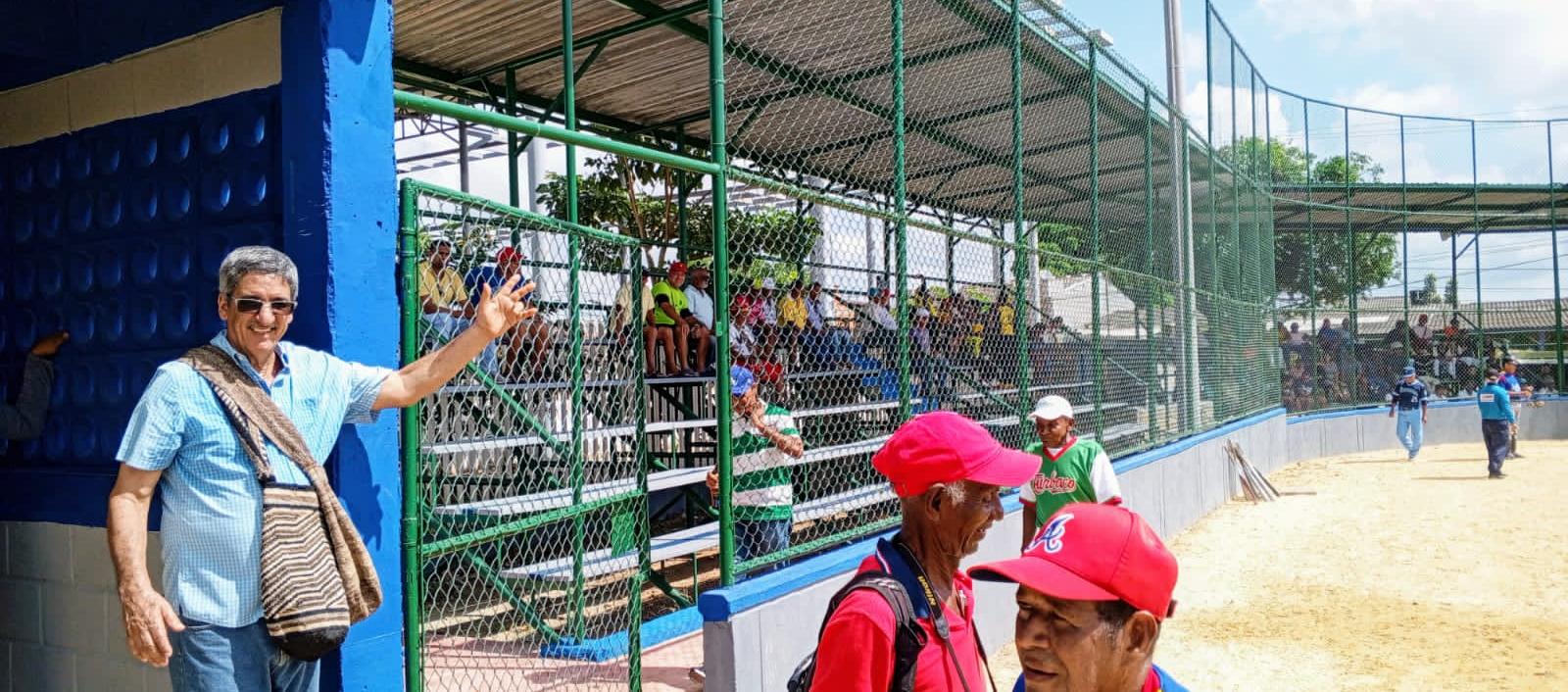 Julián Conrado, saliente alcalde de Turbaco entregando el estadio de sóftbol. 