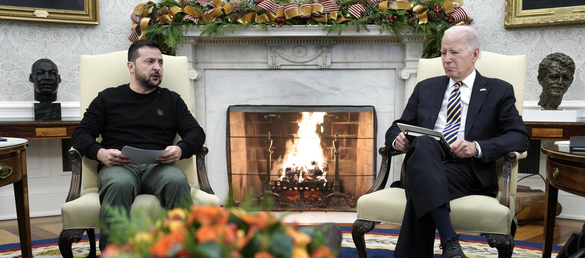 El presidente de EE.UU., Joe Biden (d), y el presidente ucraniano, Volodímir Zelenski (i), se reúnen en la Casa Blanca