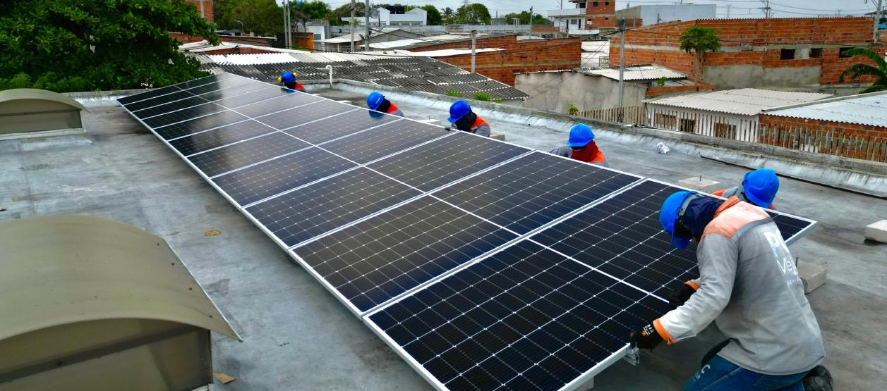 Imagen de los paneles solares que están instalando.