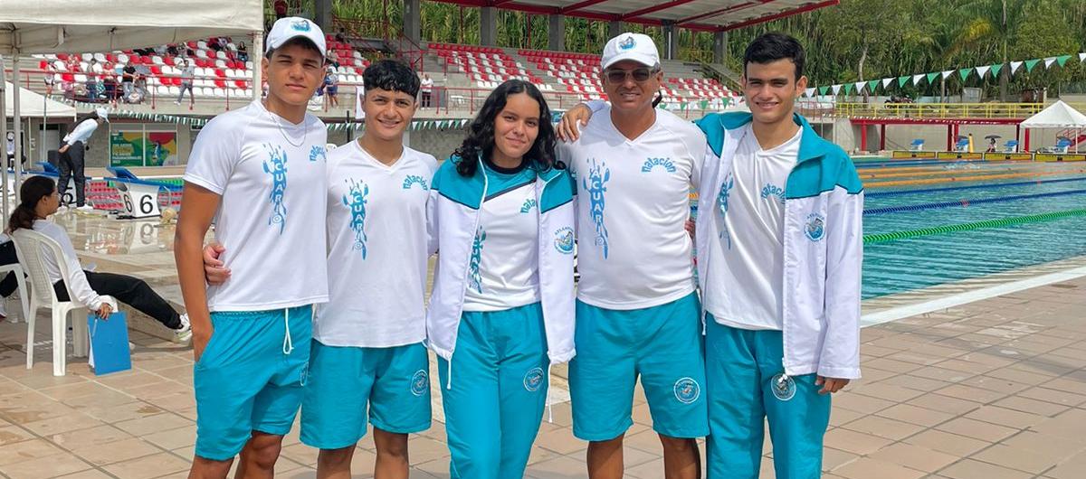 Grupo de nadadores del club Acuario de Barranquilla. 
