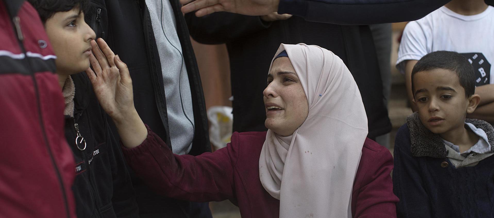 La esposa y los hijos del palestino Abdel Aziz al Rantisi, lloran en el Hospital Naser en Jan Yunis, en donde murió tras los bombardeos de Israel en Gaza.