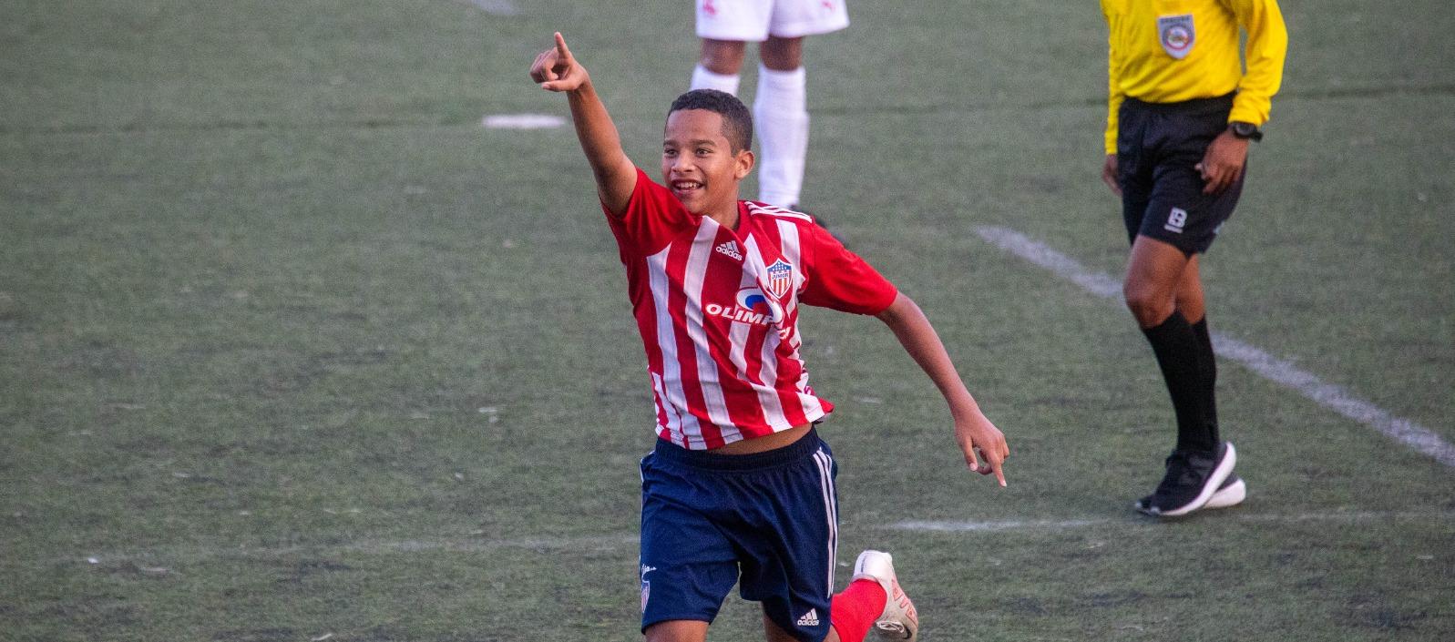 Carlos Daniel Bacca celebra el gol con el que abrió la cuenta ante La Jaula. 