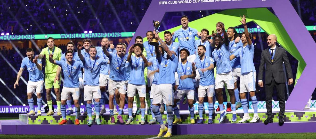 Los jugadores del Manchester City tras recibir el trofeo de campeón del Mundial de Clubes.
