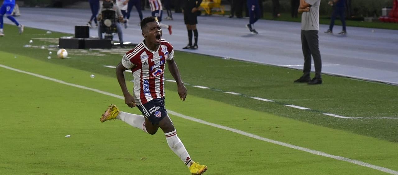 Déiber Caicedo corre a festejar su gol, con el cual Junior aseguró su paso a la final. 