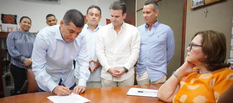 El nuevo alcalde de Cartagena, Dumek Turbay, cuando se posesionaba en la Notaría Sexta