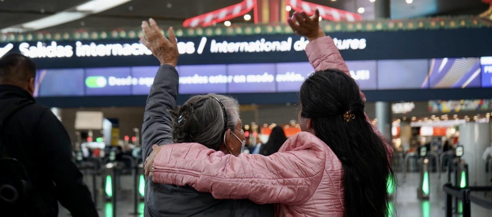 Dos mujeres despiden a familiares en el aeropuerto El Dorado de Bogotá
