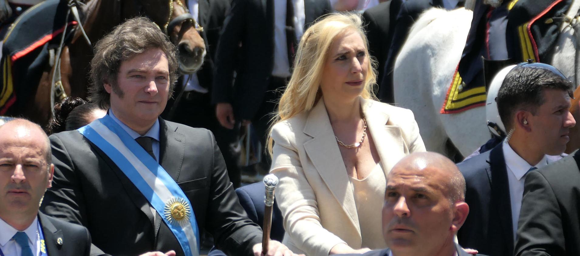El nuevo presidente de Argentina, Javier Milei, y su hermana Karina Milei, recorren los alrededores de la Casa Rosada, luego de la posesión de este domingo