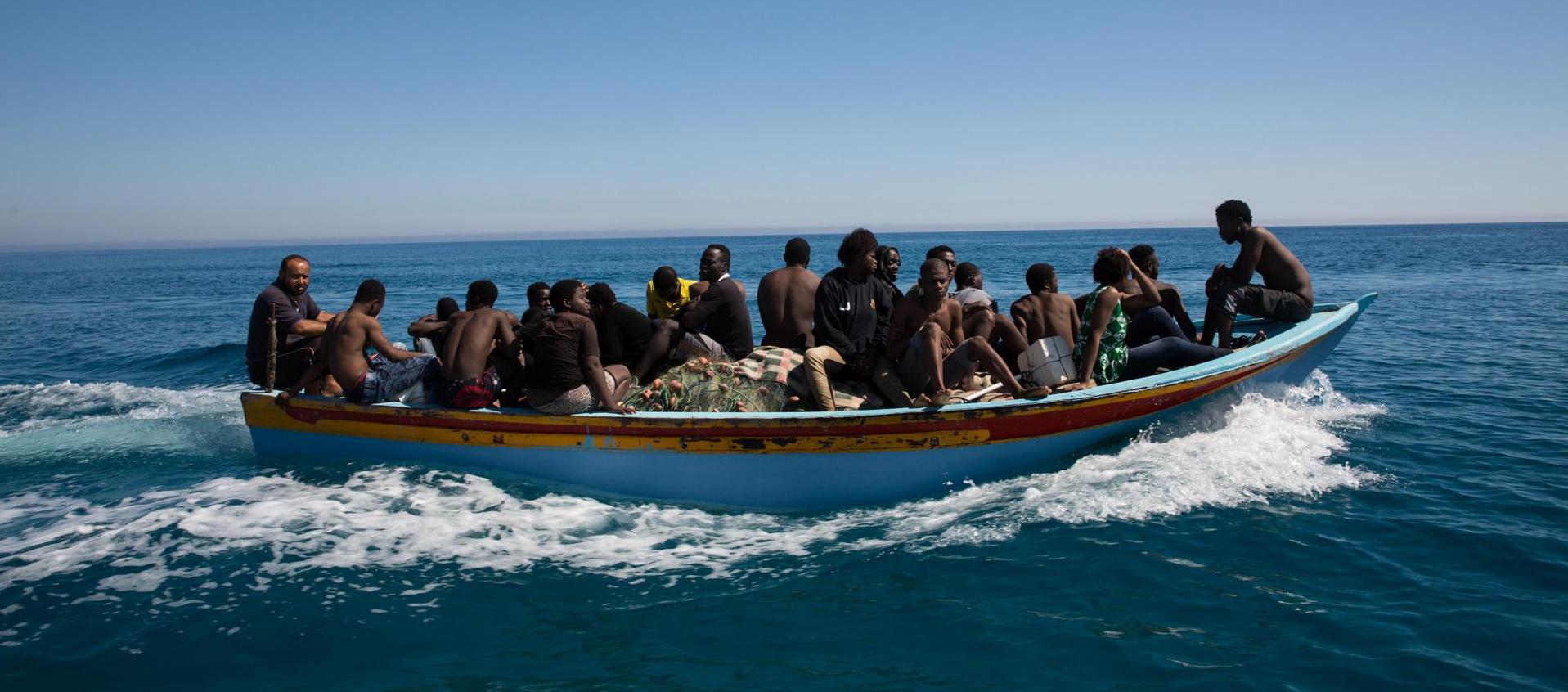 Vista de personas rescatadas tras un naufragio en costas de Libia, en una fotografía de archivo