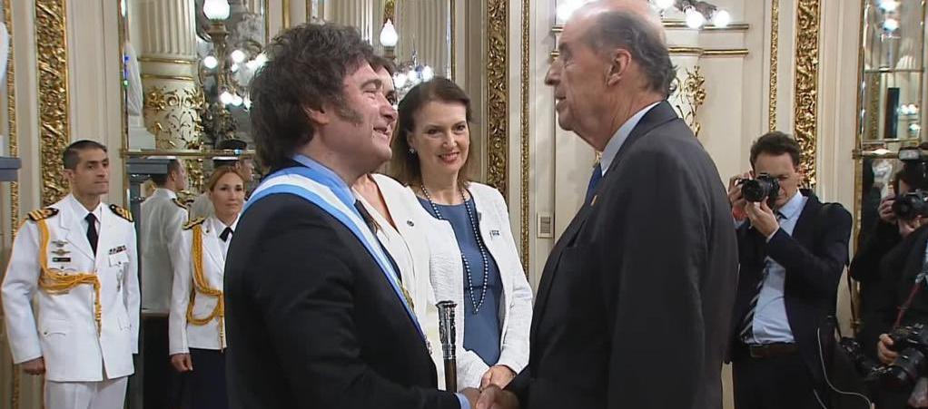 El Canciller de Colombia, Álvaro Leyva, en el saludo protocolario al nuevo presidentede Argentina, Javier Milei