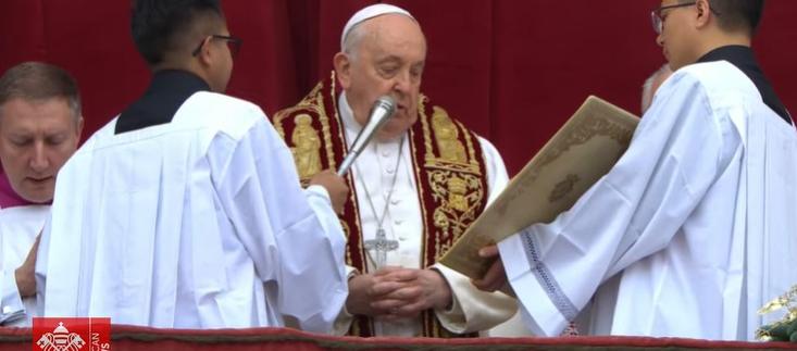 El Papa lee su mensaje de Navidad antes de la bendición 'utbi et orbi'.