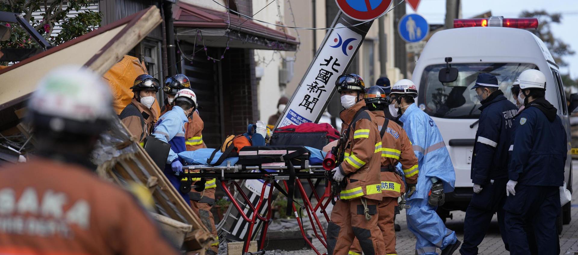 Equipos de rescate realizan una operación en una casa derrumbada tras un terremoto en Wajima, prefectura de Ishikawa (Japón).