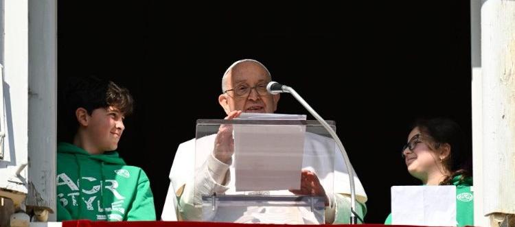 El Papa Francisco asomado desde el balcón junto a dos jóvenes de Acción Católica