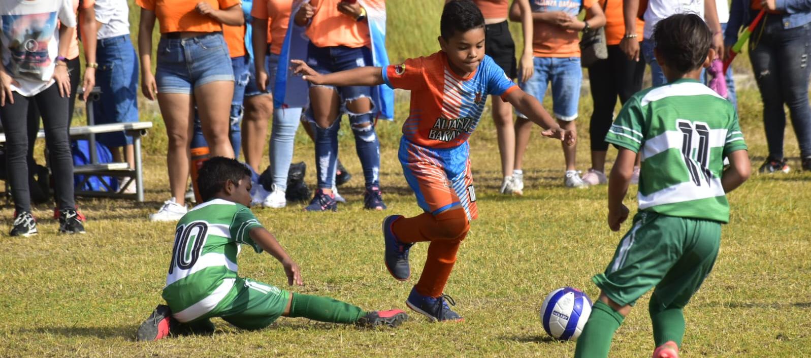 Acción de partido entre Alianza Baranoa y Valledupar FC, en la categoría Sub-15.
