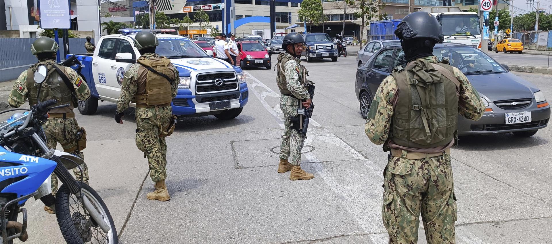 Soldados del ejército ecuatoriano vigilan el canal TC Televisión que hoy fue visitado por el presidente Daniel Noboa
