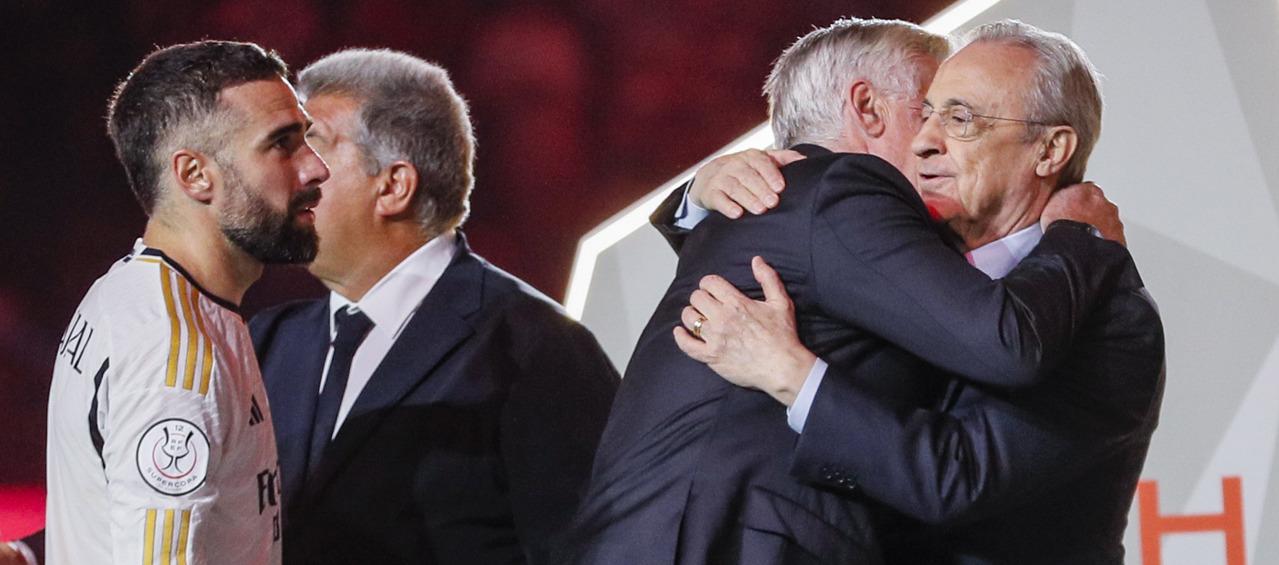 Florentino Pérez felicita al técnico Carlo Ancelotti tras ganar la Supercopa de España. 