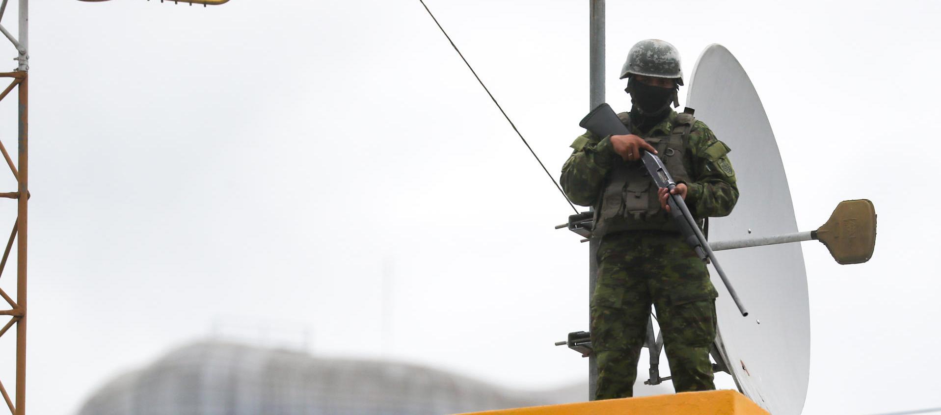 Un francotirador fue captado cerca de una zona donde el presidente de Ecuador, Daniel Noboa, dio declaraciones 