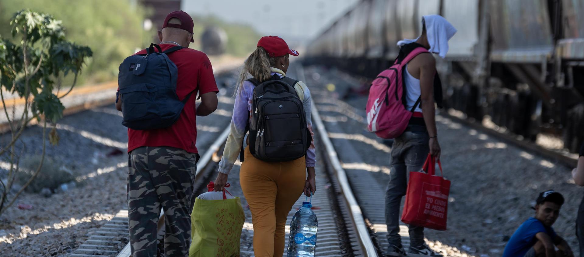 Imagen de archivo de migrantes caminando por las vías del tren en México