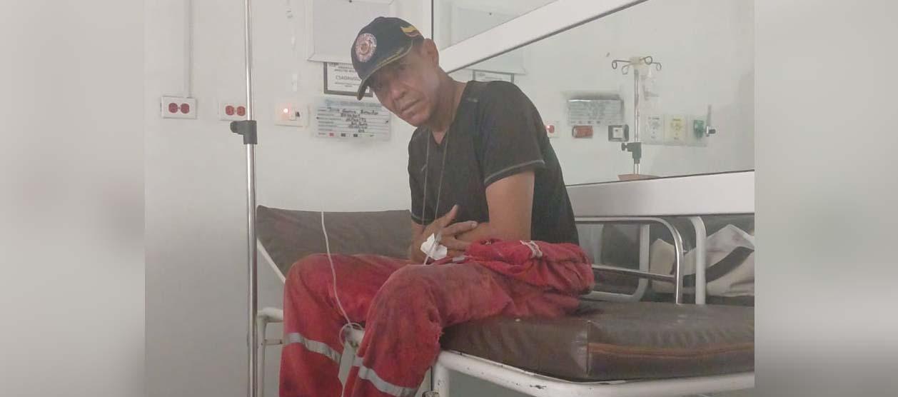 Uno de los bomberos agredidos en Sabanalarga. 