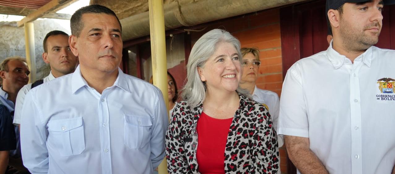La ministra Catalina Velasco junto al alcalde Dumek Turbay y el gobernador Yamil Arana, en la visita a Bayunca.