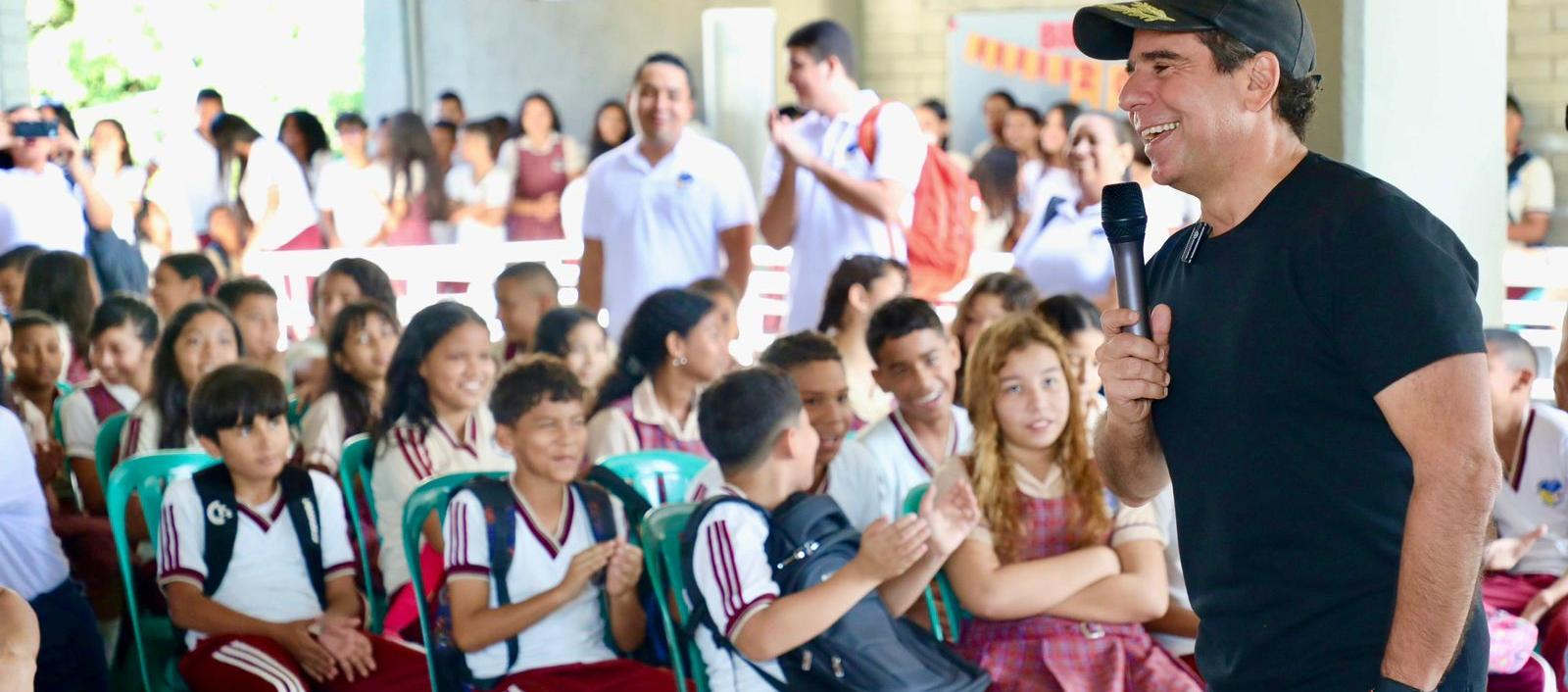 El alcalde Alex Char explicó a estudiantes de colegios distritales los alcances del programa de bilingüismo