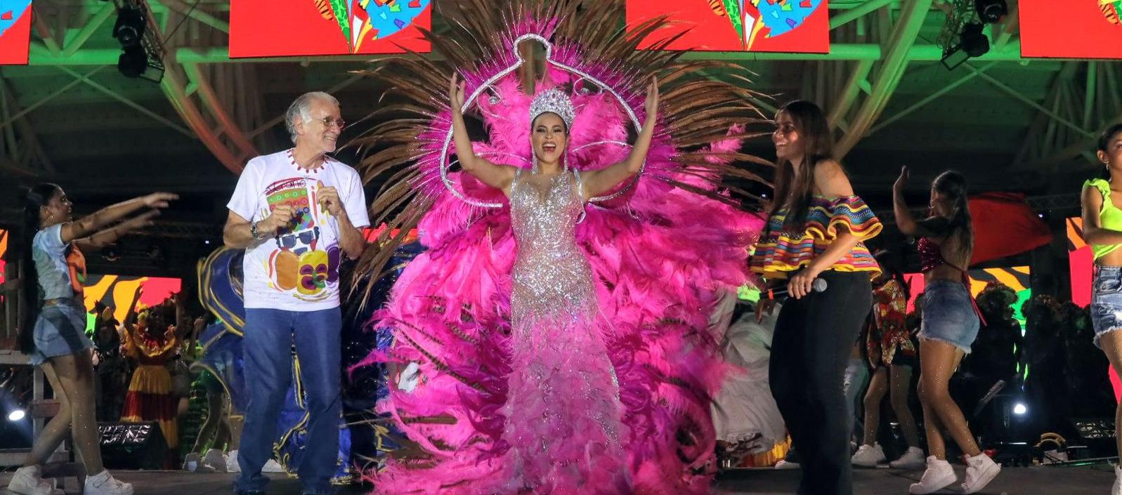 Natalia Muñoz, Reina del Carnaval del Atlántico junto al Gobernador Eduardo Verano, y la Secretaria de Cultura, Verónica Cantillo.
