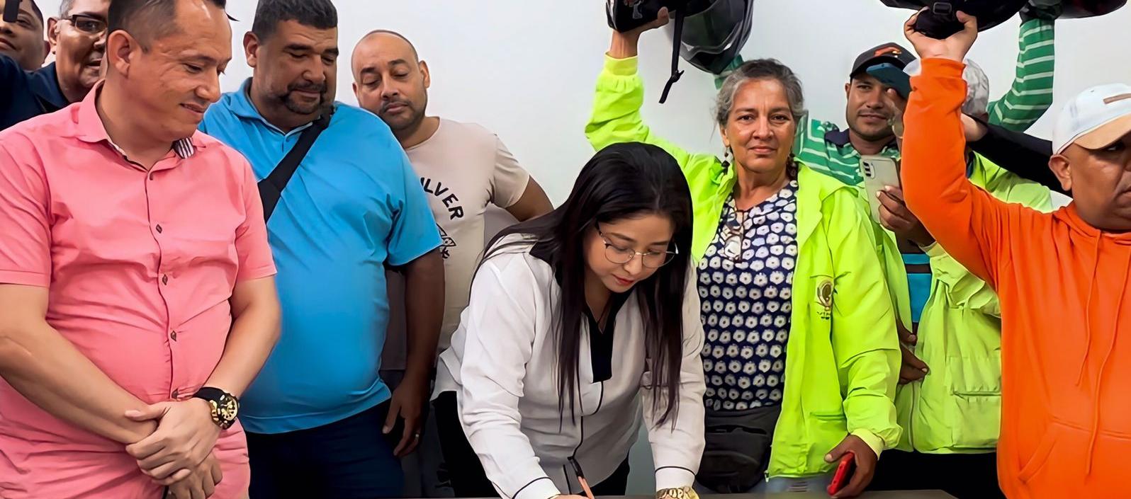 La alcaldesa de Soledad, Alcira Sandoval, firmó el decreto que tumbó el 'Día sin moto'