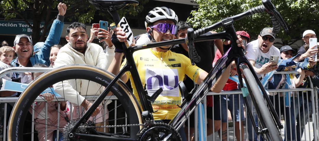 Rodrigo Contreras carga su bicicleta tras coronarse campeón del Tour Colombia. 