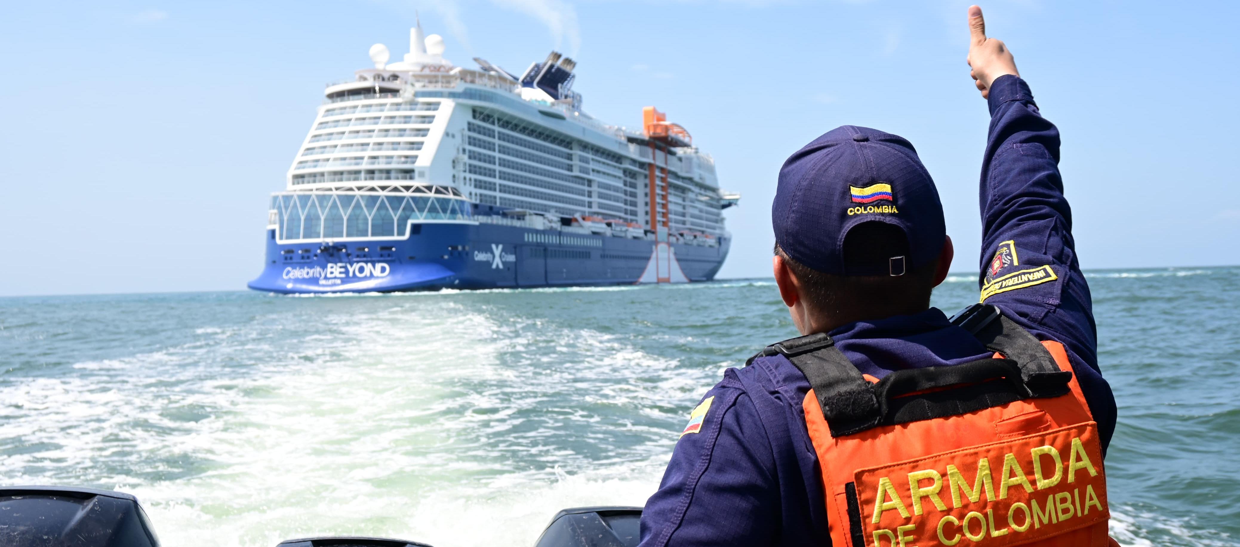 Personal a la Armada minutos antes de evacuar a las dos turistas del crucero crucero ‘Celebrity Beyon'