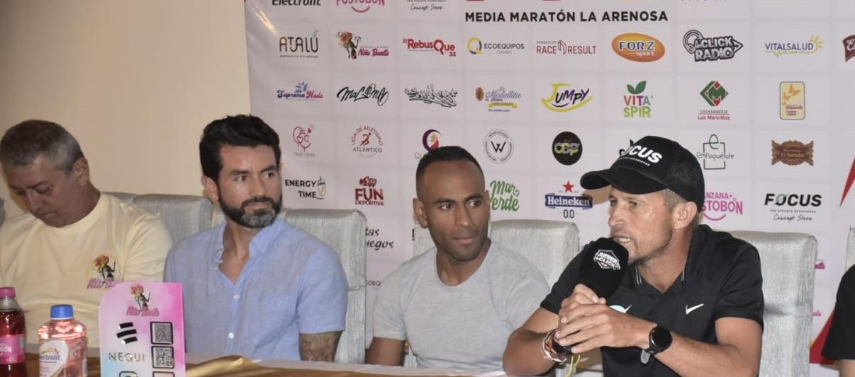 El atleta Juan Carlos Cardona interviene durante el lanzamiento de la Media Maratón La Arenosa.