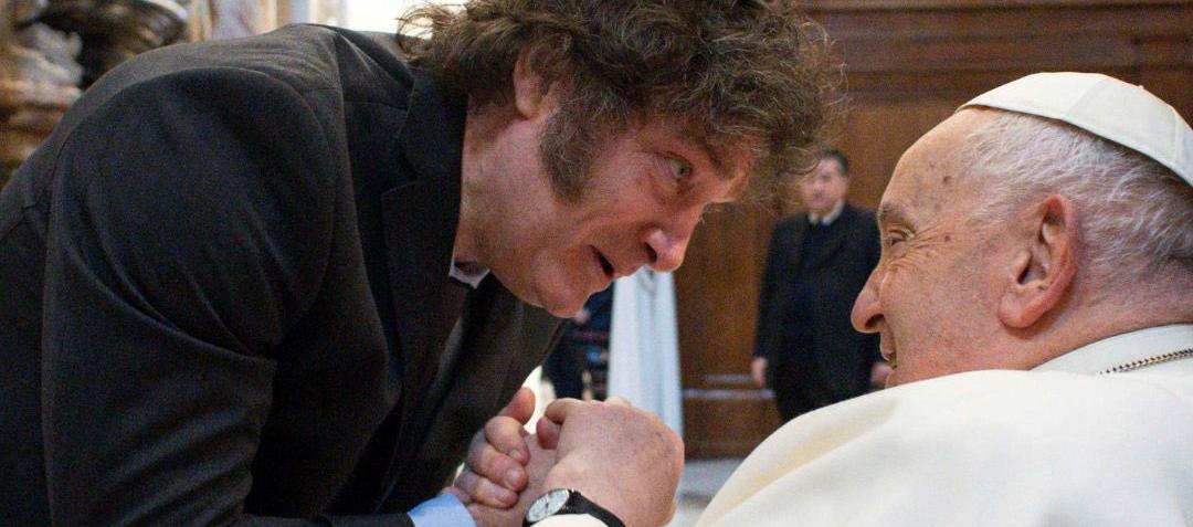 El presidente argentino y el Papa Francisco sonríen en el encuentro en el Vaticano