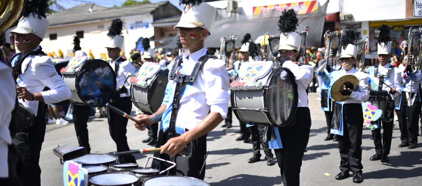 La banda Ciudad de Girardot participa por primera vez en el Carnaval de Barranquilla.