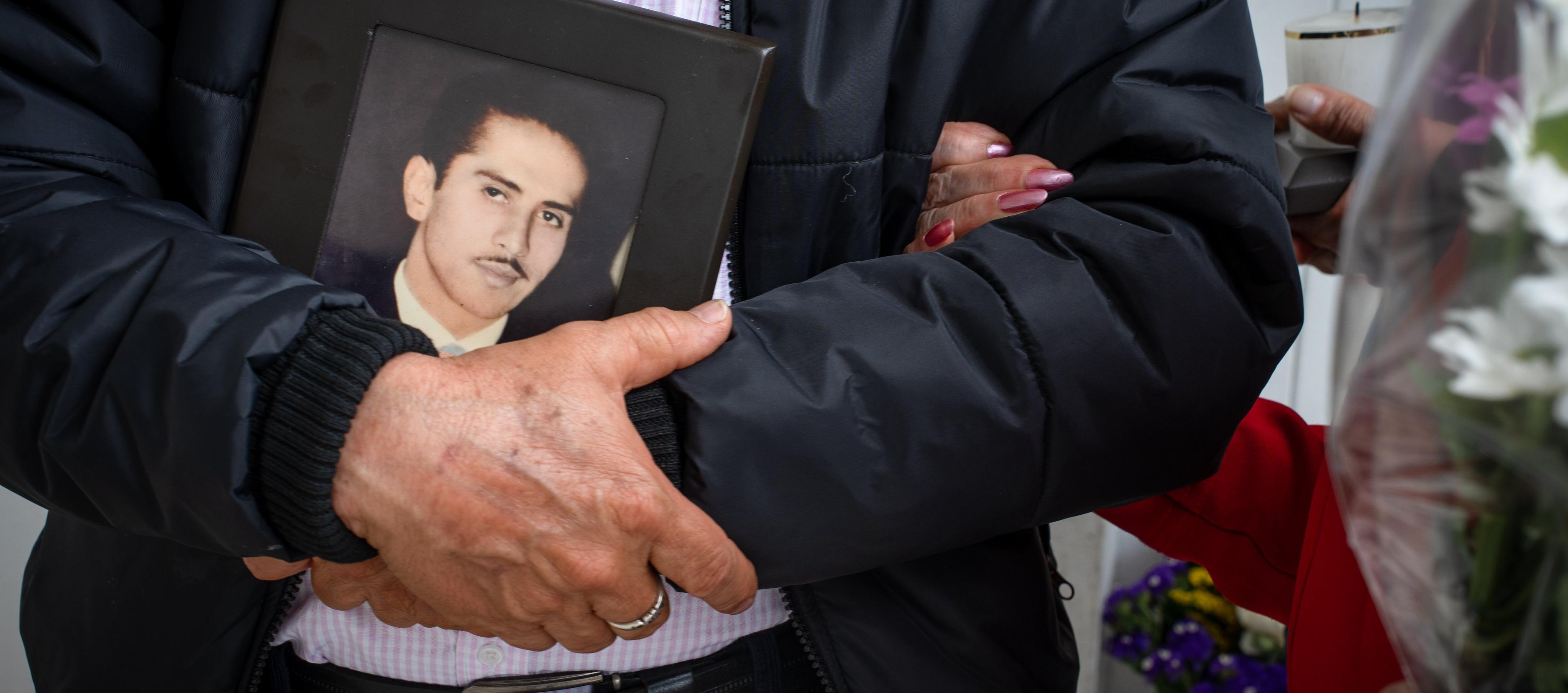 Un familiar de Luis Edilberto Cuervo sostiene una fotografía. Fue una de las víctimas de la toma del Palacio de Justicia en 1985