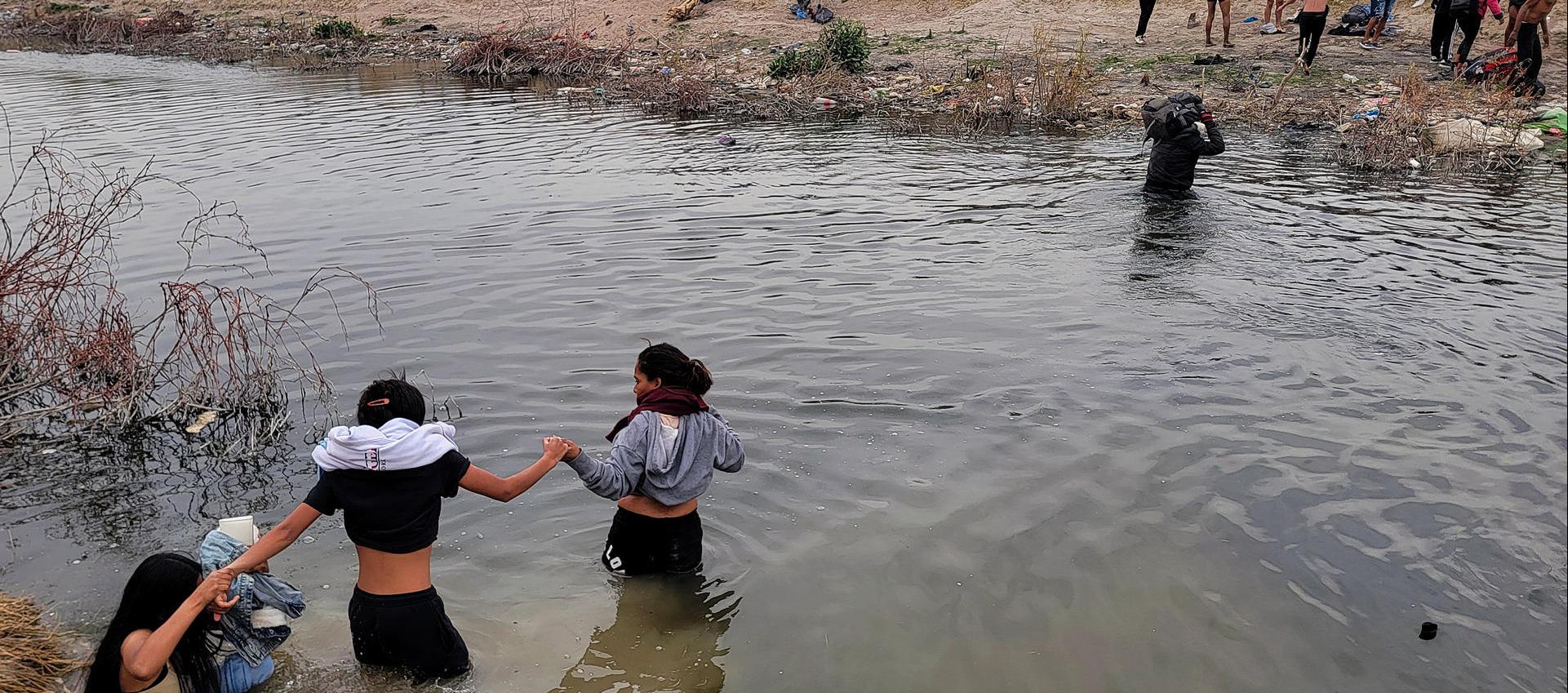 Migrantes se preparan para cruzar el Río Bravo, en la frontera que divide a México de los Estados Unidos, en un punto de Texas.