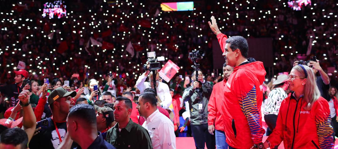 Nicolás Maduro saluda a sus seguidores en Poliedro de Caracas. 
