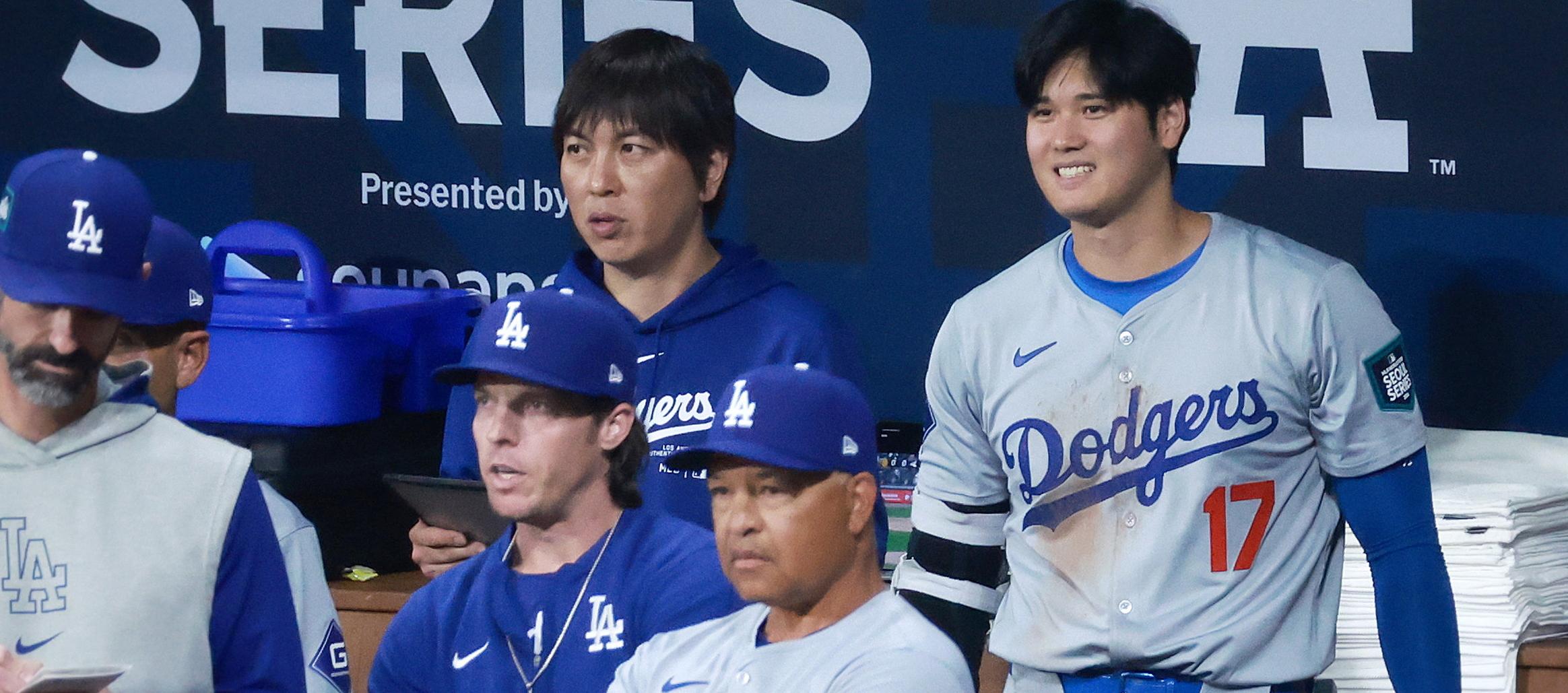 Shohei Ohtani con su traductor Ippei Mizuhara en un juego de los Dodgers.