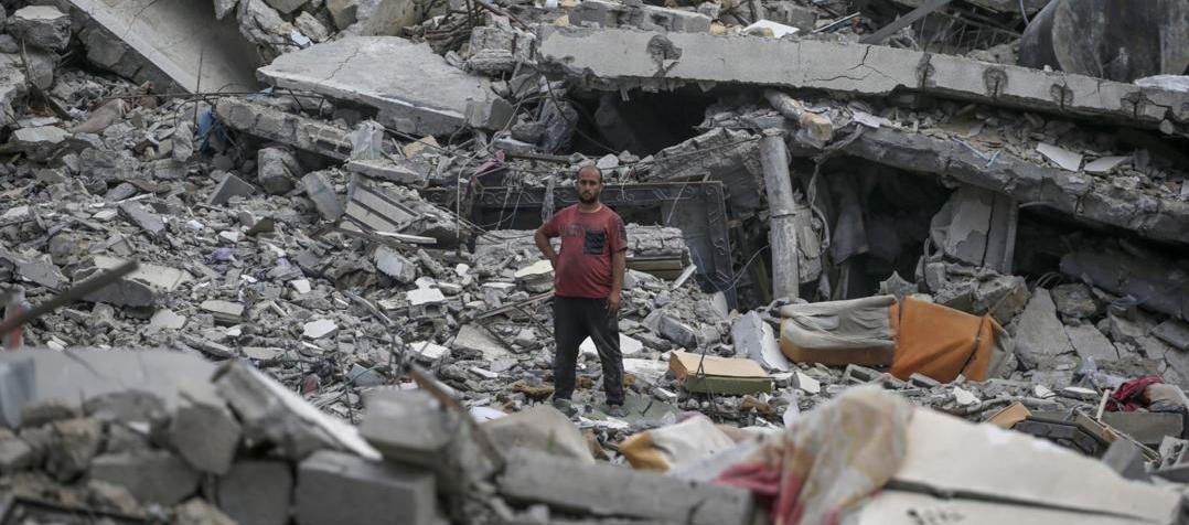 Palestino entre los escombros de su casa destruida en el sur de la Franja de Gaza.