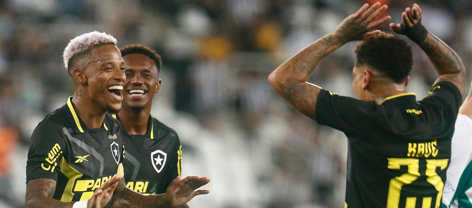 Tchê Tchê (izquierda) celebra el primer gol del Botafogo ante Boavista. 
