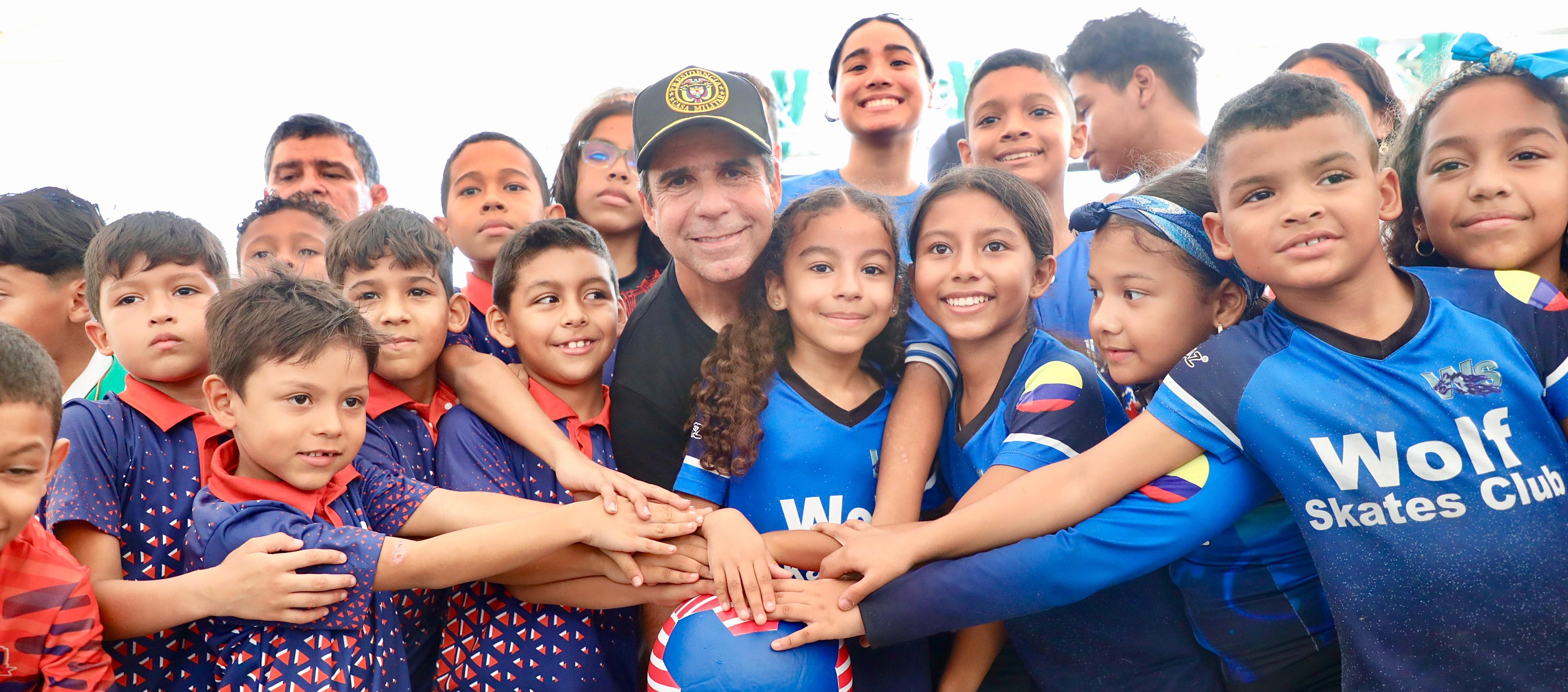 Alcalde Alejandro Char junto a niños durante la obra en La Magdalena.