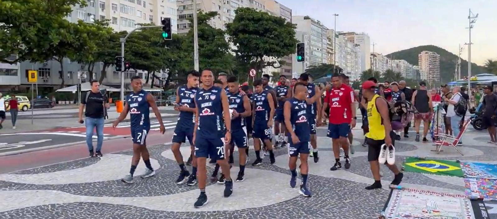 Los jugadores del Junior caminando por los alrededores de las playas de Copacabana.